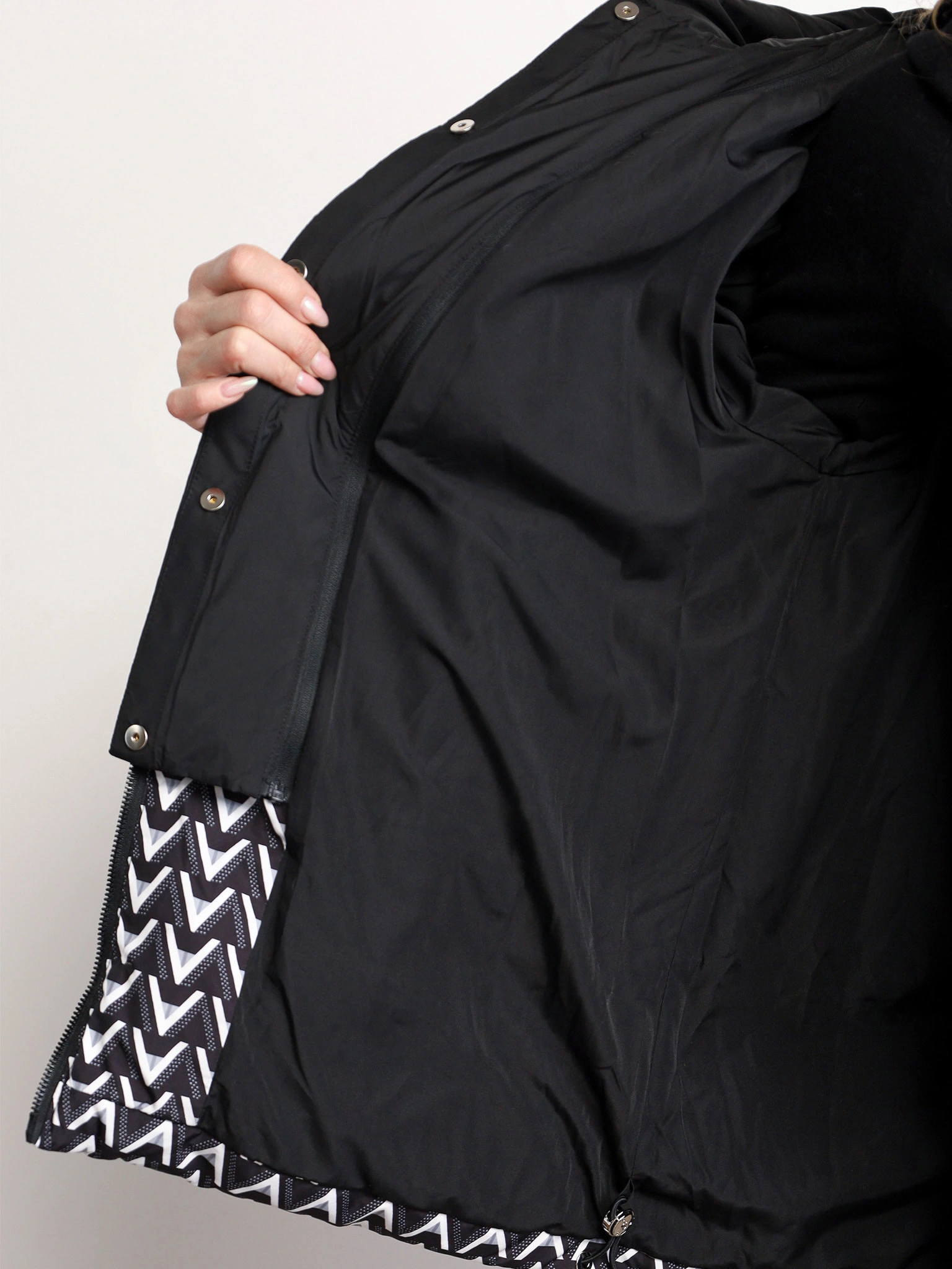 Пуховик с абстрактным принтом черного цвета с капюшоном-манишкой